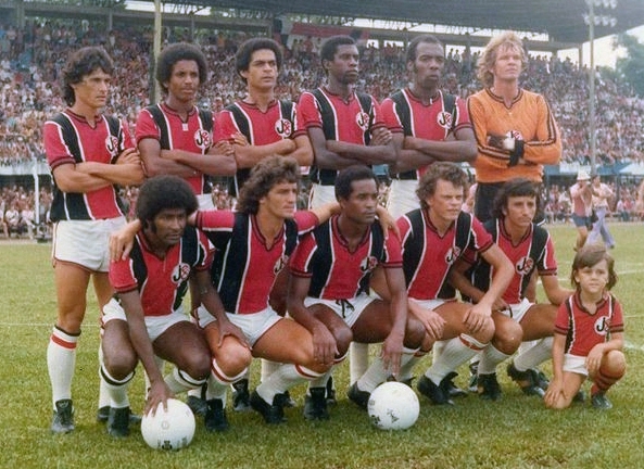 Silvinho, Djalma, Piava, Pompeu, Ditão e Renato. Chico Samara, Linha, Tonho, Fontan e Zequinha.